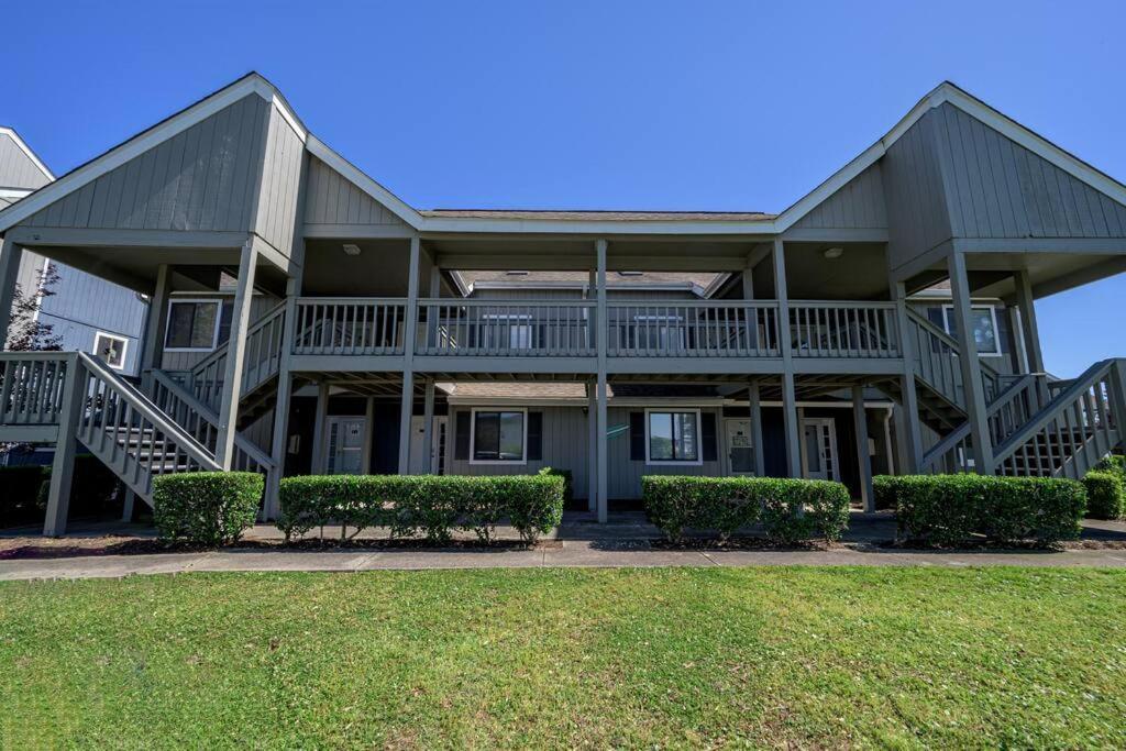 Apartment Poolside In Surfside *