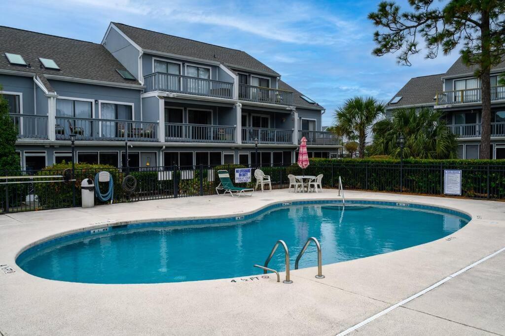 Poolside In Surfside Apartment *